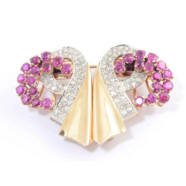 This beautiful 1940's clips can be worn separately or together by its custom fitting. The diamond and gold ribbon swirl in...