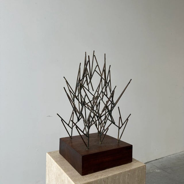 c. 1970s in great vintage condition. W. Glen Davis is an American sculptor who was born in the 20th Century