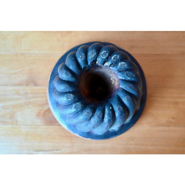 This Kougelhopf mold is made of partially glazed terracotta. It has the characteristic shape of this traditional Alsatian...