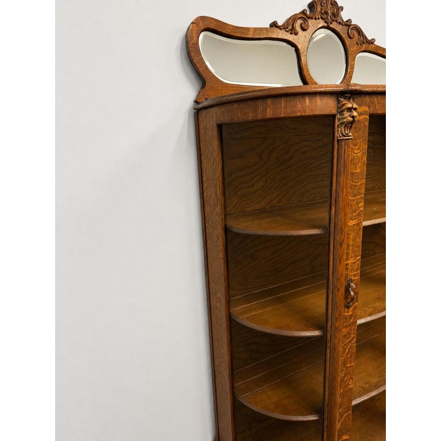 French Country Antique Tiger Oak Curved-Glass China Cabinet With Carved Lion Motifs & Mirrored Crown For Sale - Image 3 of 5