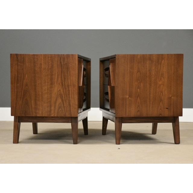 Young Manufacturing 1960s Pair of Refinished Walnut and Burl Nightstands by Young Manufacturing - A Pair For Sale - Image 4 of 10