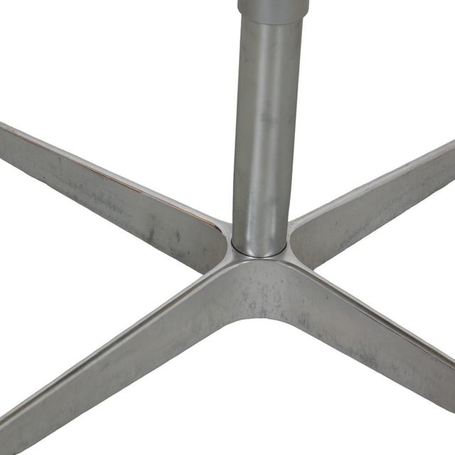 Tall Swan Chair in White Leather from Arne Jacobsen For Sale - Image 13 of 15