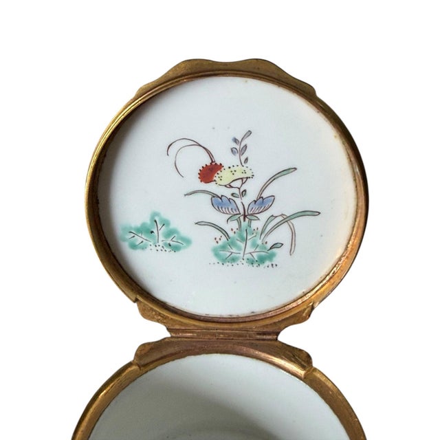White Chantilly Kakiemon Circular Soft Paste Snuff Box, Circa 1745 For Sale - Image 8 of 10