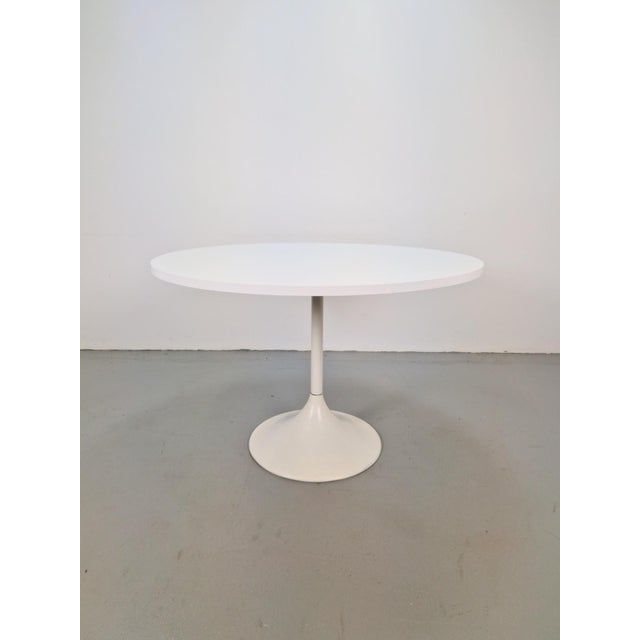 Set of 4 vintage Tulip chairs and dining table in ABS plastic and fabric in the style of Eero Saarinen Dining area with a...