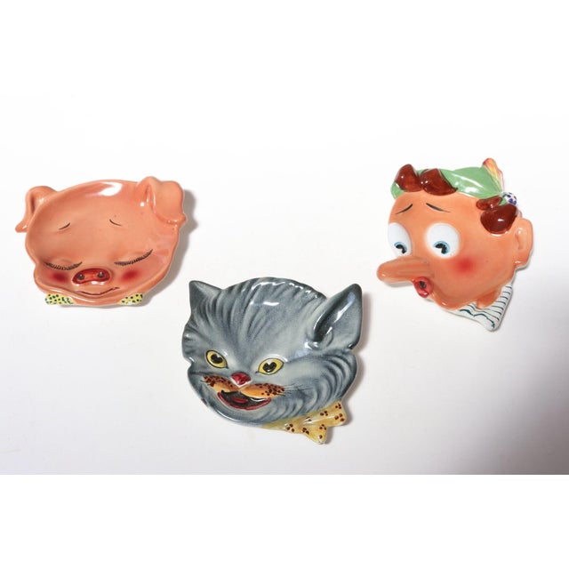 Set of Three Hand Painted Vintage Italian Ceramic Wall-Mounted Decorative Plates - Pinocchio, Cat and Pig For Sale - Image 4 of 16