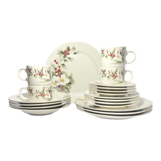 Contemporary Gibson “Yuletide” Ceramic Dinnerware Set, Service for 4 - 20-Piece For Sale