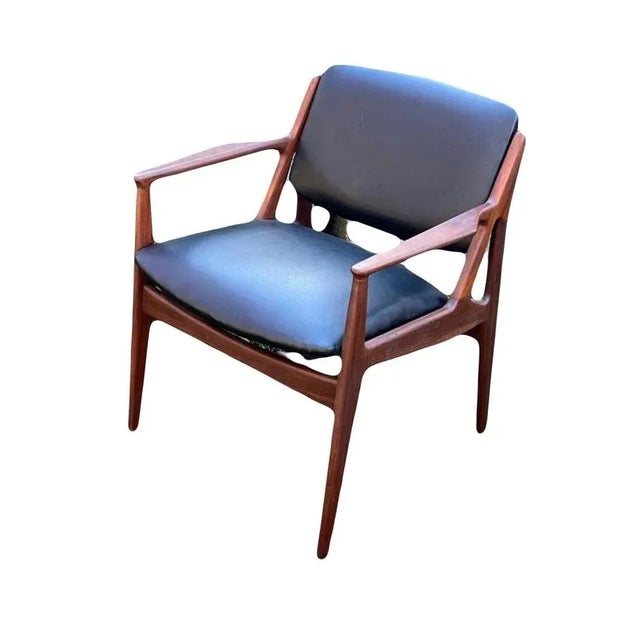 Immaculately restored set of 6 early original Elle and Ella dining chairs attributed to the design of Arne Vodder. Fully...