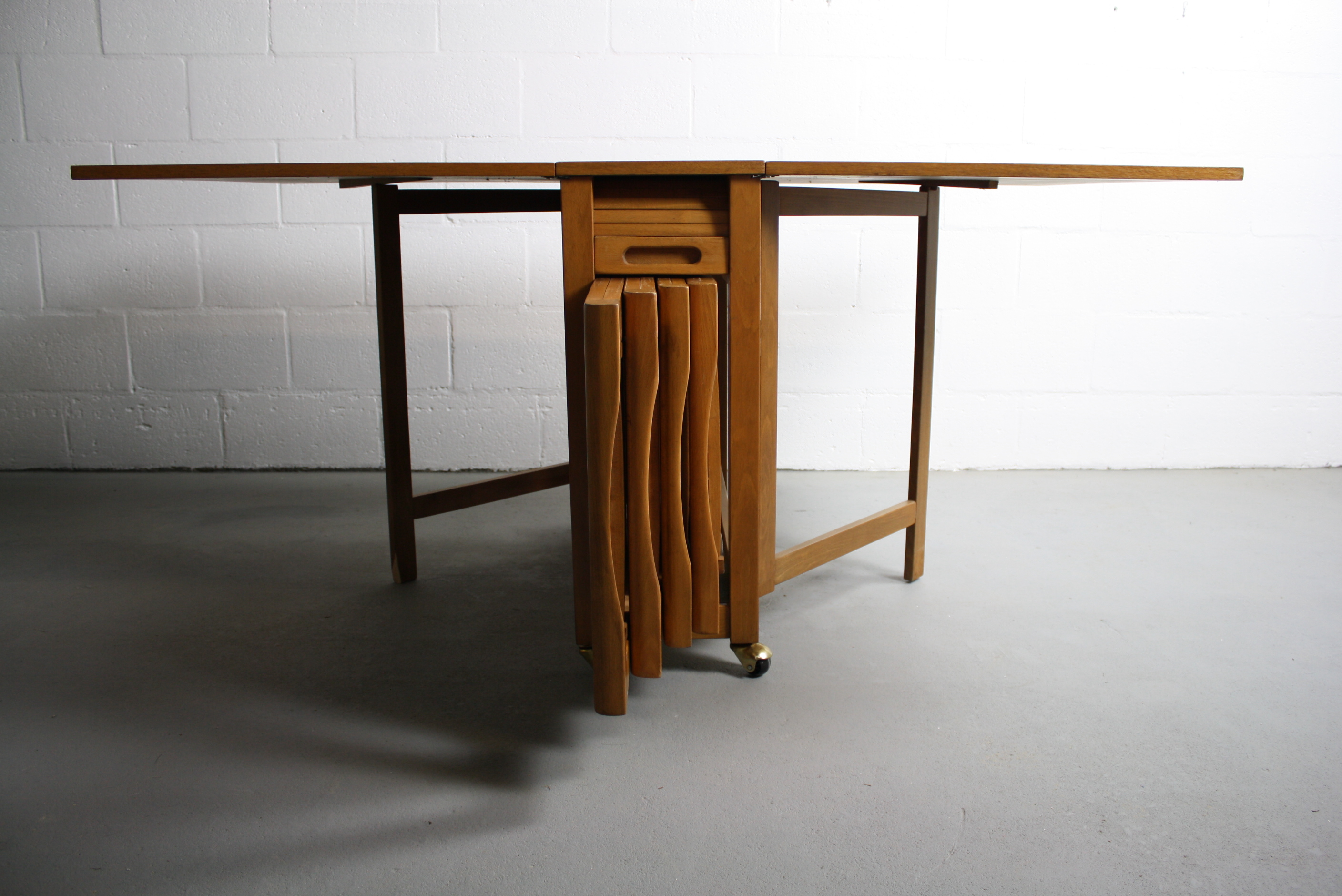 drop leaf table with folding chairs