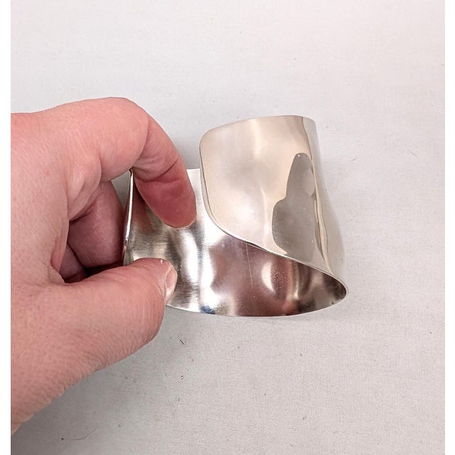 Vintage 1977 Signed Napier Book Piece Rhodium Plated Wavy Cuff Bracelet For Sale In Philadelphia - Image 6 of 11