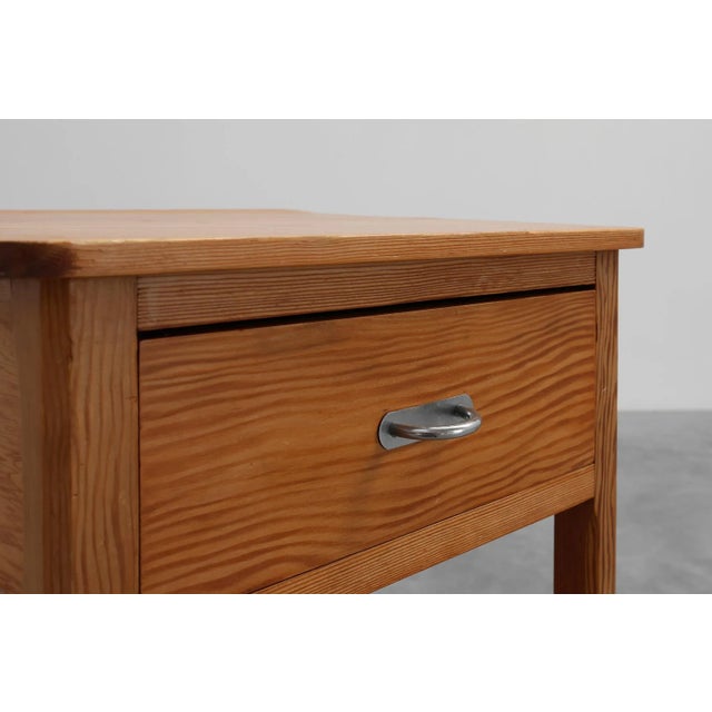 France / 1940 / Nightstand / pine wood, metal / Art Deco A sturdy, robust bedside table made of wood in the 1940s. This...