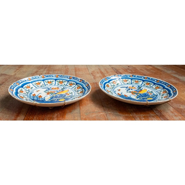 18th Century Pair of Dutch Delf Faience Polychrome Plates With Bird and Flowers For Sale - Image 9 of 14