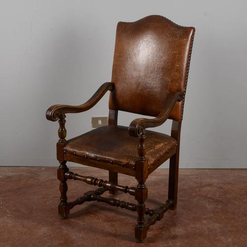 Antique armchair with an austere and imposing style, identifiable as a dutch baroque armchair, made of oak wood (oak),...