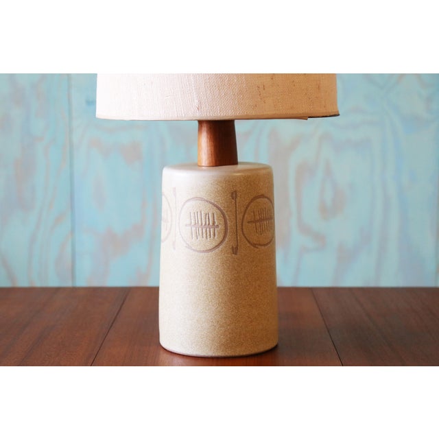 A highly collectable 1960s lamp designed by Jane and Gordon Martz of Marshall Studios in Veedersburg Indiana. These lamps...