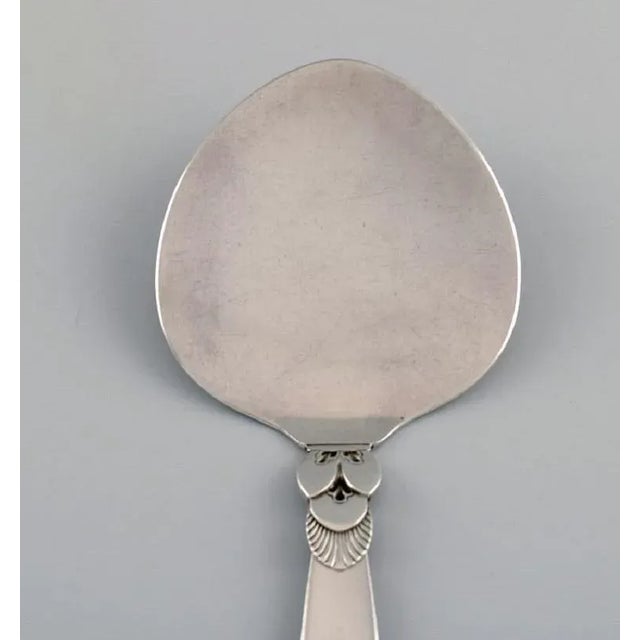 Georg Jensen Cactus serving spade in sterling silver. Measures: length: 17.5 cm. Stamped. In excellent condition.