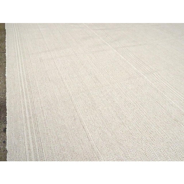 Mid 20th Century Galerie Shabab Collection Mid-20th Century Handmade Turkish Flat-Weave Kilim Room Size Carpet For Sale - Image 5 of 10