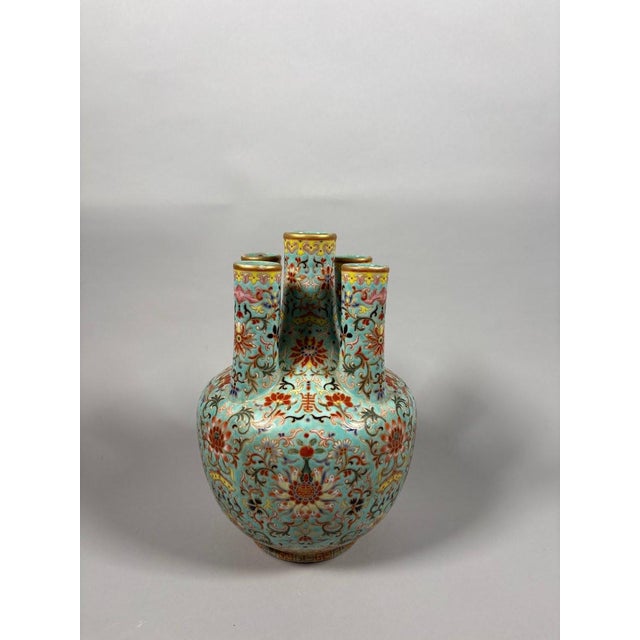 Mid 20th Century China, 20th century. Famille rose porcelain vase on a turquoise background. Republican period (1912-1949). For Sale - Image 5 of 7