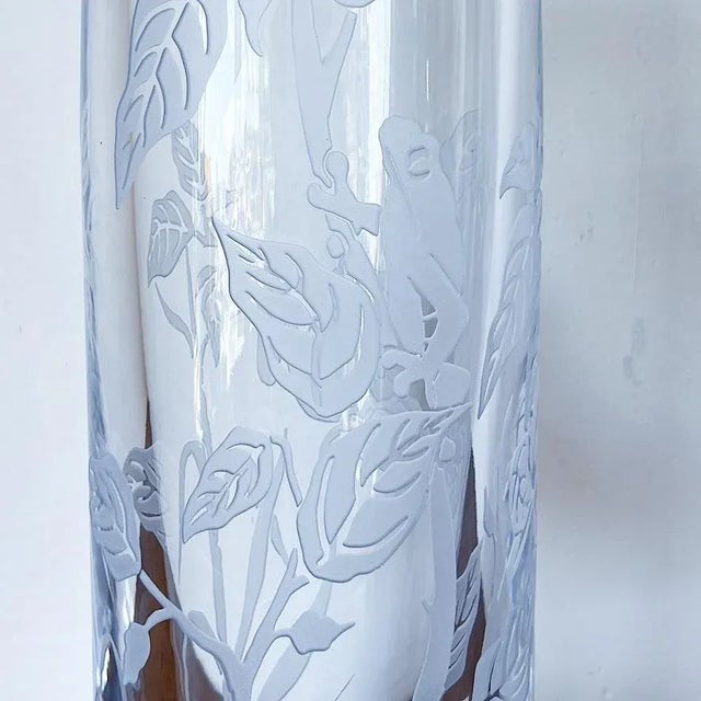 Vintage Etched Cameo-Style Crystal Vase Depicting Tree Frogs by Stuart Abelman For Sale In Los Angeles - Image 6 of 10