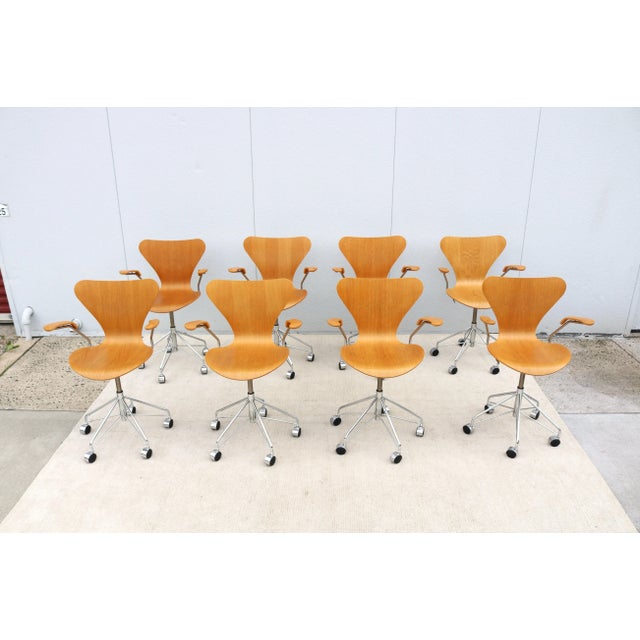 2010s Mid-Century Danish Arne Jacobsen for Fritz Hansen Oak Series 7 Swivel Desk Chair For Sale - Image 5 of 18