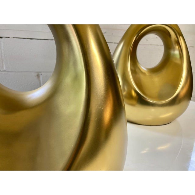 Pair of Robert Abbey Gold Table Lamps | Contemporary Modern Lamps | Sculptural Curved Lamps | Original Condition For Sale In New York - Image 6 of 10