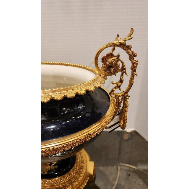Early 20th Century French Gilt Limoges Style Porcelain Handled Centerpiece For Sale In Dallas - Image 6 of 9