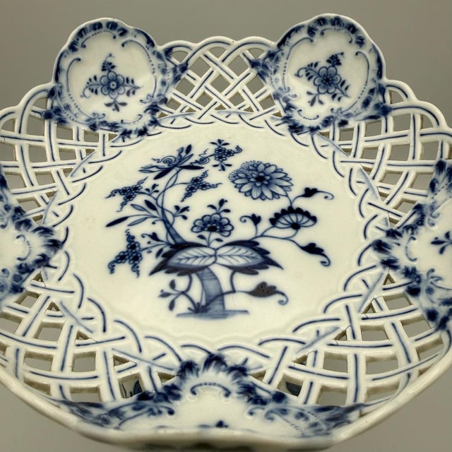 Antique Porcelain Zwiebelmuster Ceremonial Bowl with Knauf-Schwerts Mark from Meissen, 1850-1910 For Sale - Image 9 of 15