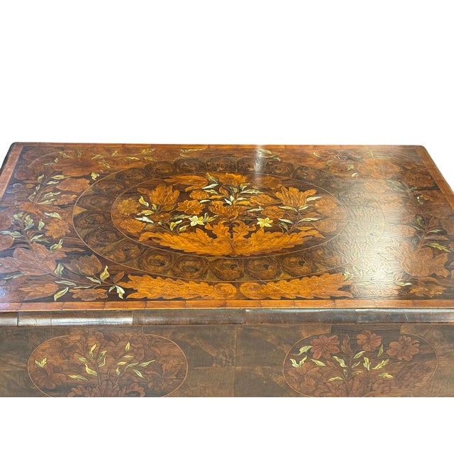 Early 20th Century Antique William and Mary Oyster Waln Table With Intricate Marquetry Inlay For Sale - Image 5 of 13
