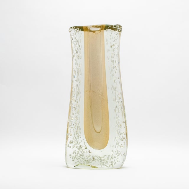 Modern Hand-Blown Murano Fluid Vase in Clear With 24-Karat Gold Flecks and Bubble Details For Sale - Image 3 of 10
