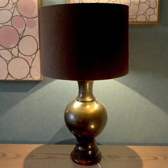 1940s Italian Monumental Hammered Brass Seamless Bulbous Table Lamp on Mahogany Plinth For Sale - Image 10 of 18