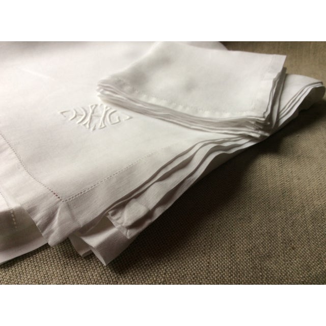 Elegant c.1900 French White Linen Tablecloth and Napkin Set For Sale - Image 4 of 10