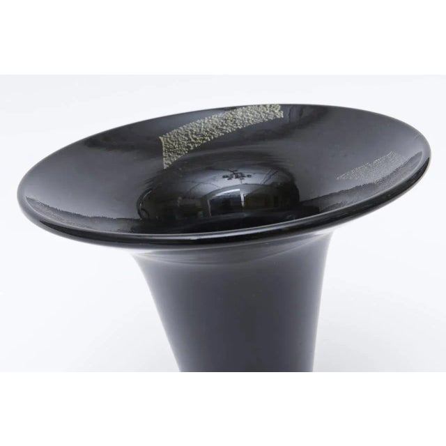 Archimede Seguso Vintage Murano Black Amethyst and Gold Foil Trumpet Glass Vase by Seguso, 1980's For Sale - Image 4 of 10