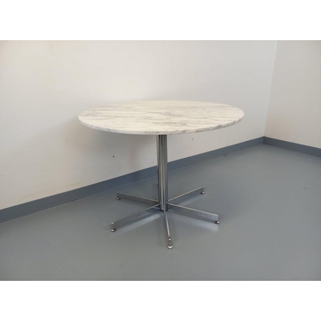 Metal Vintage Round Dining Table in White Marble and Chrome Metal, 1970s For Sale - Image 7 of 17