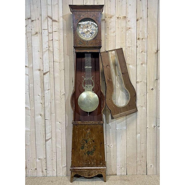 Comtoise clock from the 19th century in fir, clock face with enamelled figures - H=2m46, D=23cm, L=43cm.