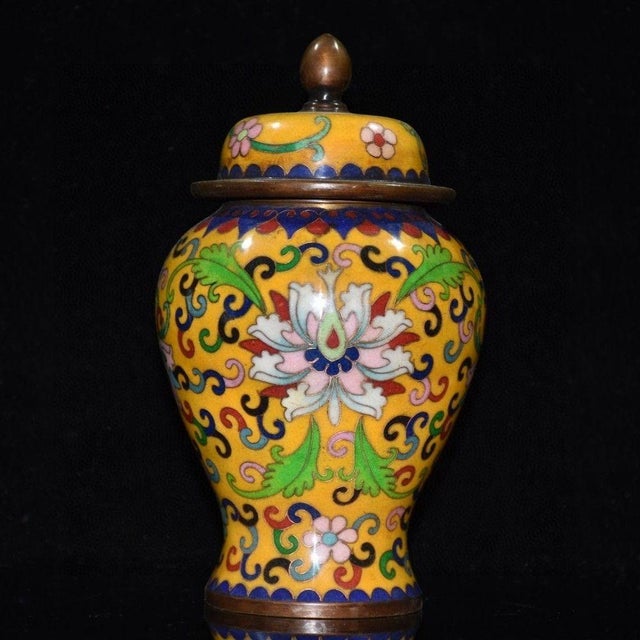 Large Vintage Chinese Yellow Ground Cloisonné Ginger Jar With Lotus Motif & Copper Finial For Sale In Los Angeles - Image 6 of 9
