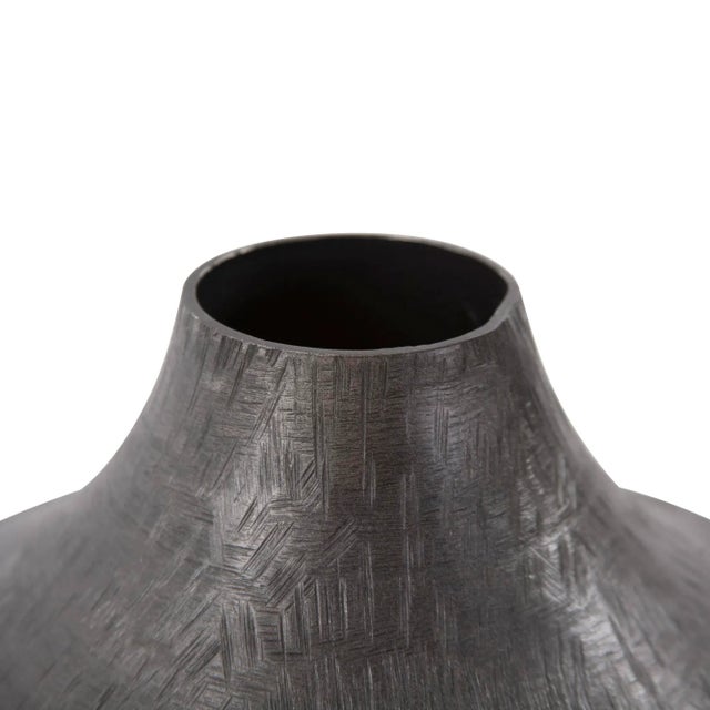 Kenneth Ludwig Chicago The Etched Crossways Curved Neck Vase, Small For Sale - Image 4 of 9