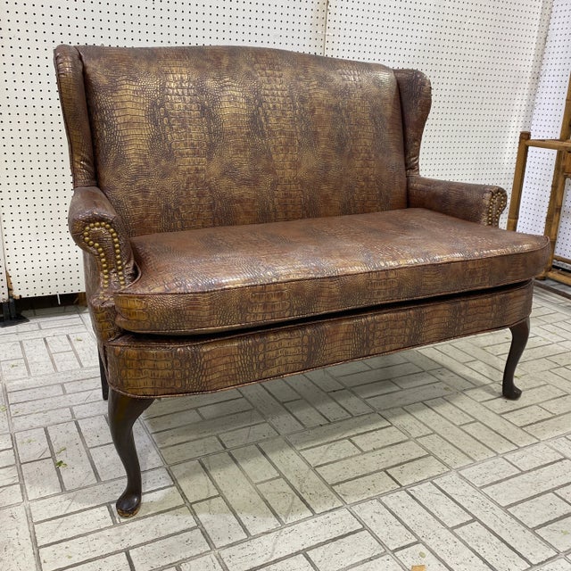 Beautiful traditional style sofa with a premium crocodile embossed vinyl, great size and shape! Nail trim along the arms!