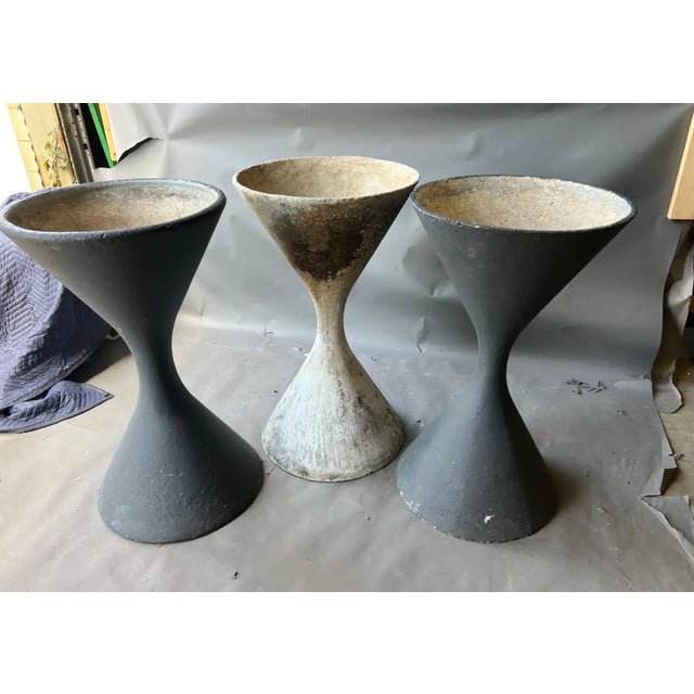 Mid-Century Modern Mid 20th Century Near Pair of Large Willy Guhl Diabolo Planters Painted in Charcoal For Sale - Image 3 of 7