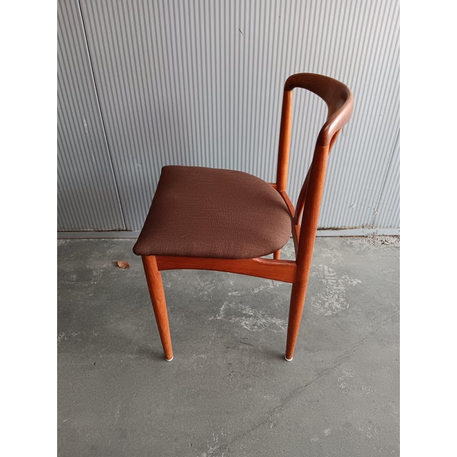 1960s Danish Round Teak Dining Table with Juliane Chairs by Johannes Andersen for Vejle Mobelfabrik, 1960, Set of 5 For Sale - Image 5 of 14