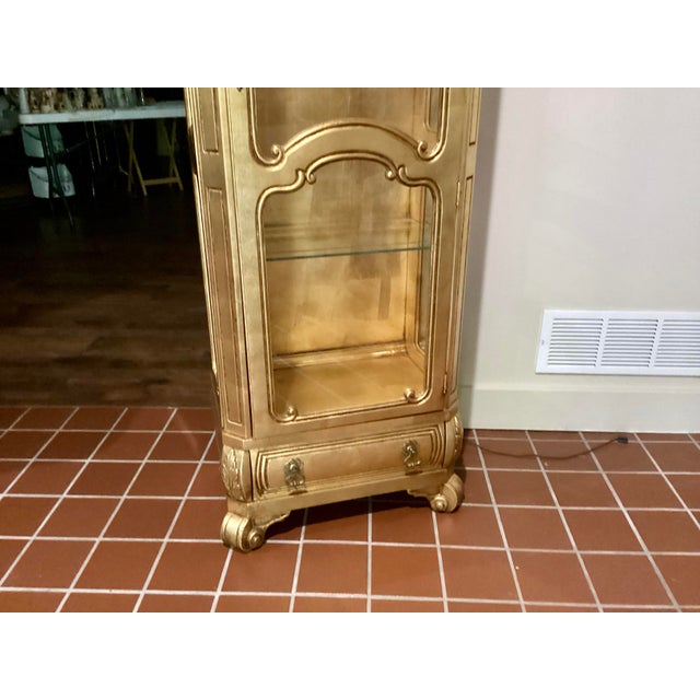 Weiman Vintage Hollywood Regency Style Gold Lighted Curio Display Cabinet 1940s Lighted With Drawer For Sale - Image 9 of 17