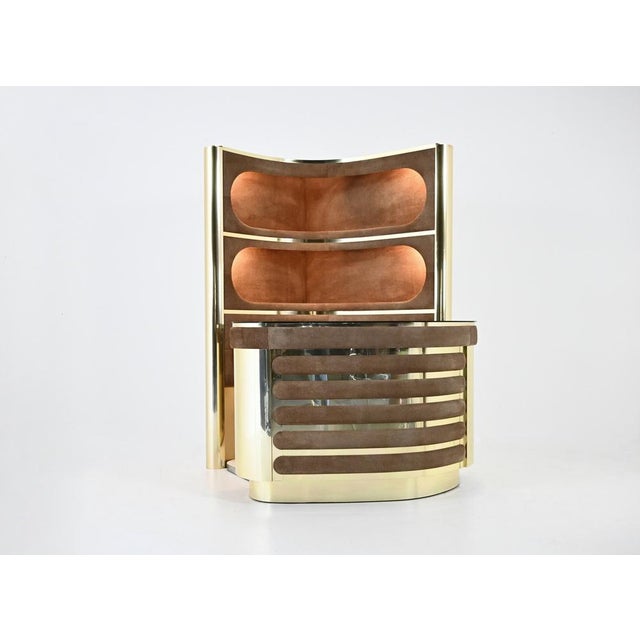 The set includes a cabinet with three illuminated shelves in suede and gold metal. it also includes a counter in suede,...