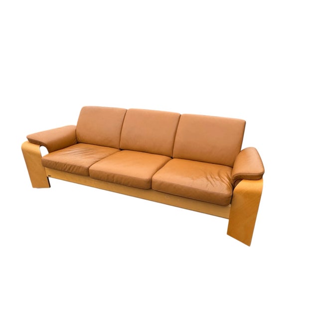 Gorgeous design and the comfort guaranteed by the iconic Norwegian brand Ekornes, creator of the immortal Stressless line....