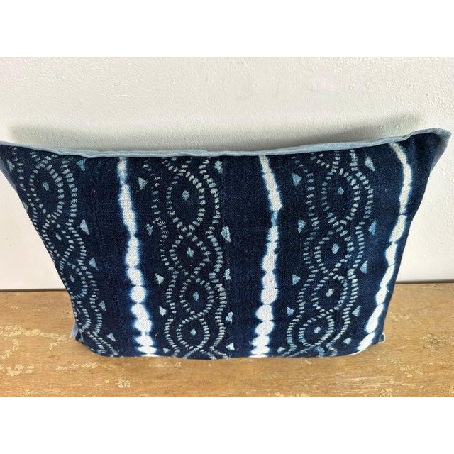 Indigo-Dyed Tribal Textile Pillow in Cotton and Linen, Modern Design For Sale In Los Angeles - Image 6 of 8