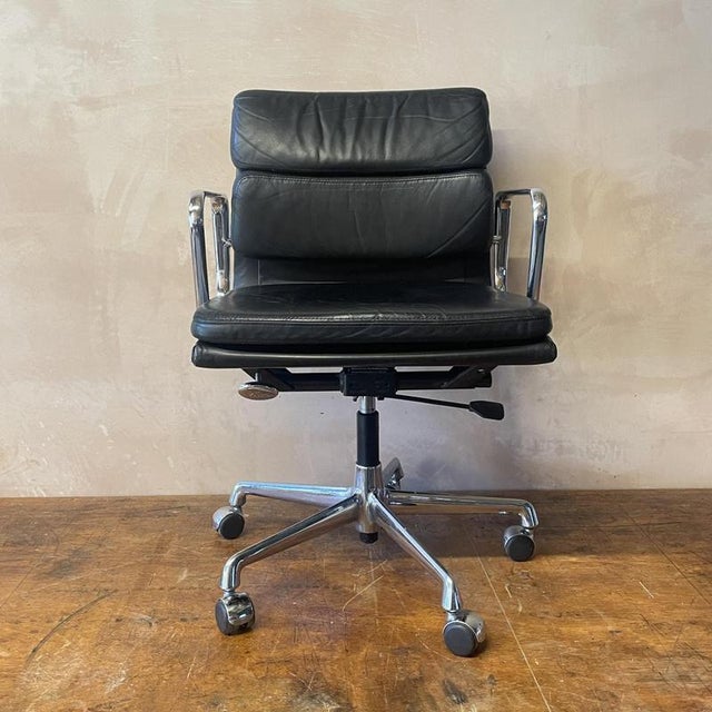 Beautiful vintage black leather Soft Pad Aluminium Group chair designed by Charles and Ray Eames for Vitra. In good...