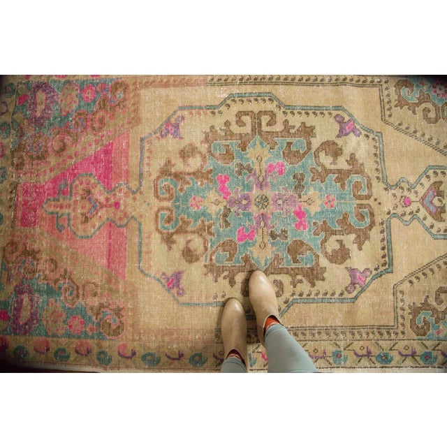 :: Single oversized center medallion with rococo stylized outline finished with a shadow medallion with reciprocating end...