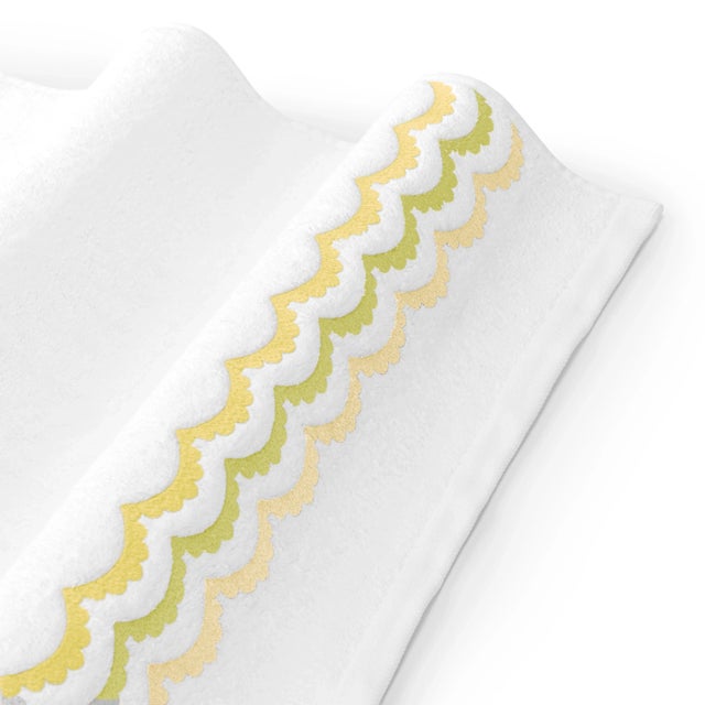 Contemporary Celerie Kemble + Hamburg House Whimsical Lemon Scallop Bath Towel - Set of 2 For Sale - Image 3 of 4