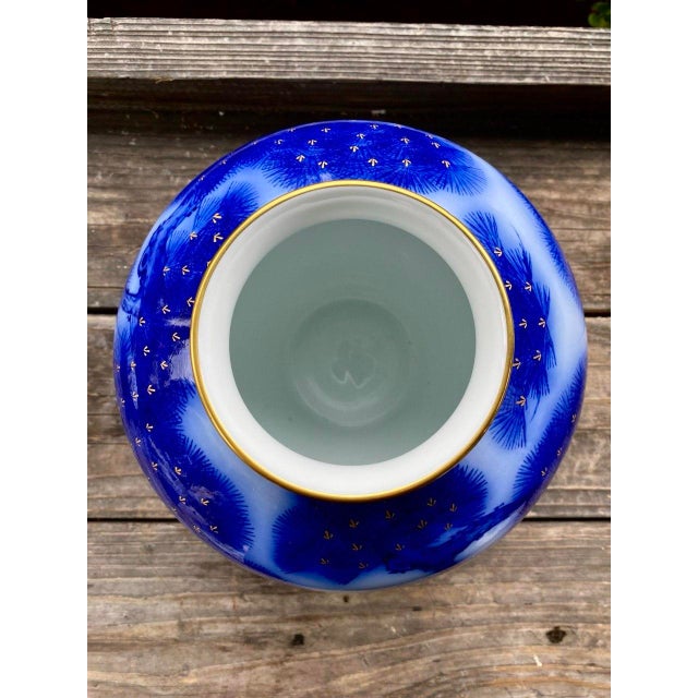 Mid 20th Century Koransha Japanese Porcelain Vase | Cobalt Blue Pine Design | Gold Accents For Sale - Image 13 of 15