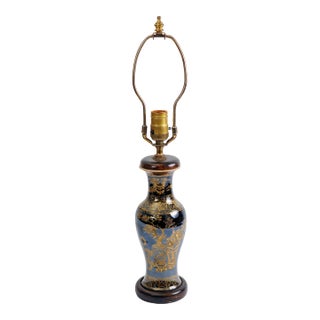 Late 18th Century Chinese Export Porcelain Chinoiserie Lamp With Original Colefax & Fowler Ivory Pleated Silk Shade For Sale