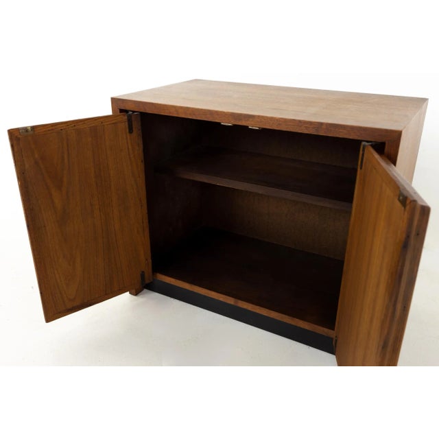 Dillingham Mid Century Pecky Cypress Nightstands - Pair For Sale - Image 10 of 13