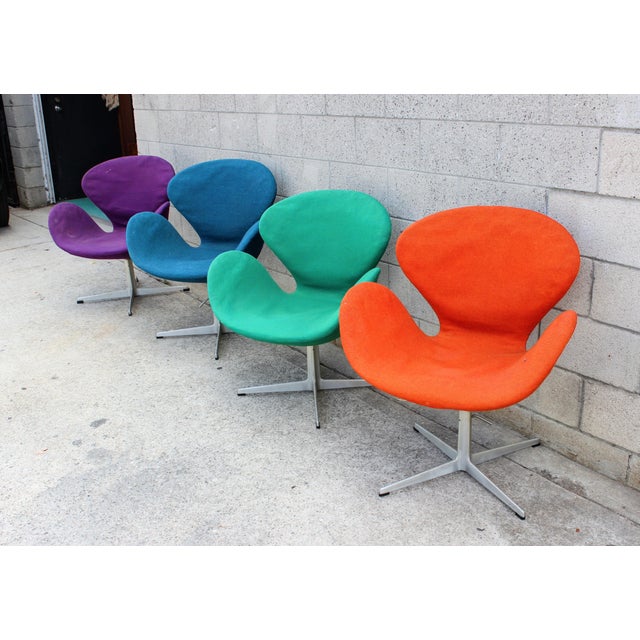 Mid Century Swan Chairs by Arne Jacobsen For Sale In Los Angeles - Image 6 of 10