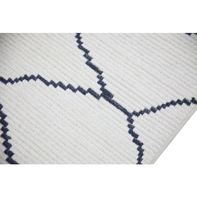 Turkish Handmade White Geometric Turkish Tulu Rug 7'10" X 10'7" For Sale - Image 3 of 9