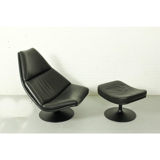 Discover timeless comfort and sculptural elegance with this iconic artifort lounge set: the f588 lounge chair paired with...